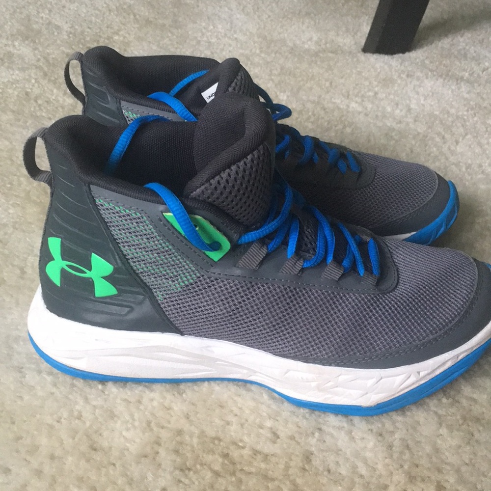Under Armour 6y basketball shoes